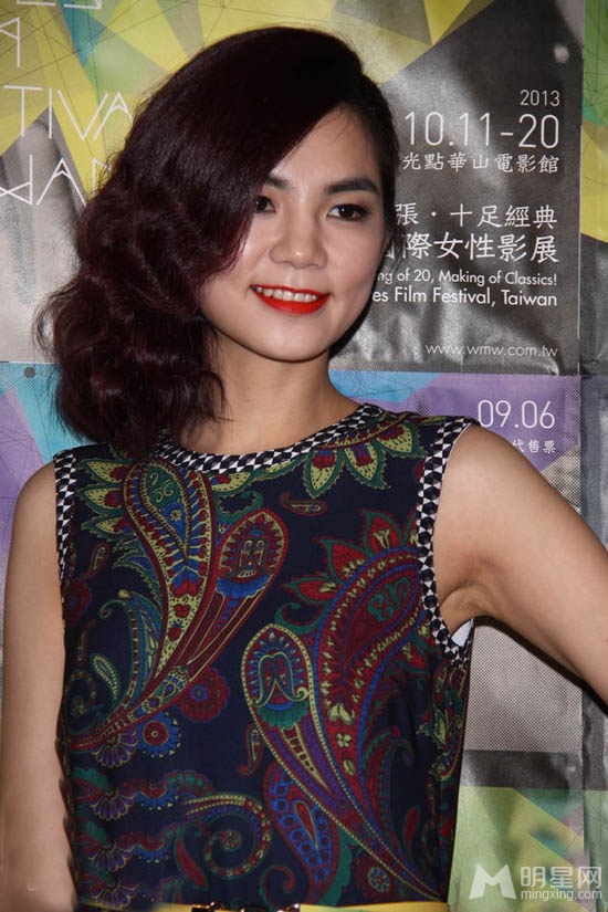 Ella婚后造型大变 长发出镜玩妩媚显恐怖