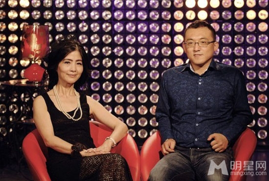 51岁女嘉宾牵手小17岁帅哥 引网友吐槽声不断