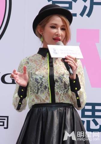 萧亚轩扮女仆卖萌 透视蕾丝上衣时尚度爆棚