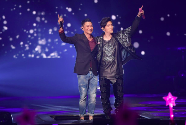 周杰伦唱歌刘德华只顾低头吃面？本尊这样解释