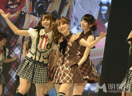 SNH48海外首秀 与少女时代同台竞技