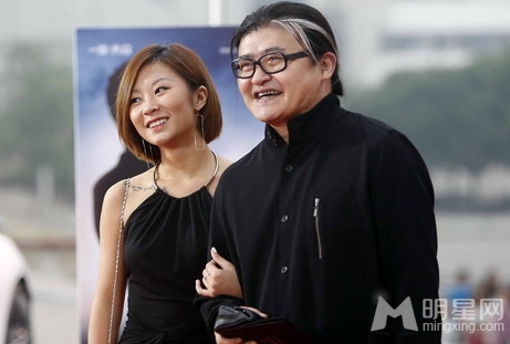 刘欢携爱女亲密现身 刘熠思面对镜头显尴尬