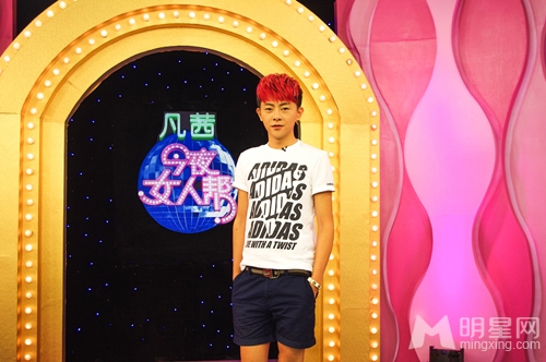 张皓然红发现身今夜女人帮 口误喊李斯羽