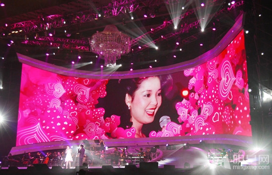 邓丽君60周年演唱会 张靓颖气质登台献唱