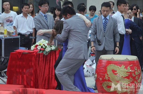 林心如缺席新剧首映 礼仪小姐晕倒遭吃豆腐