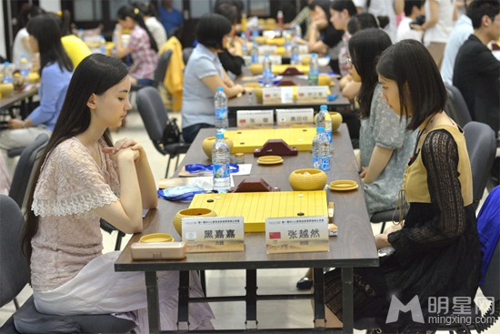 围棋公开赛美女如云 黑嘉嘉首战张越然