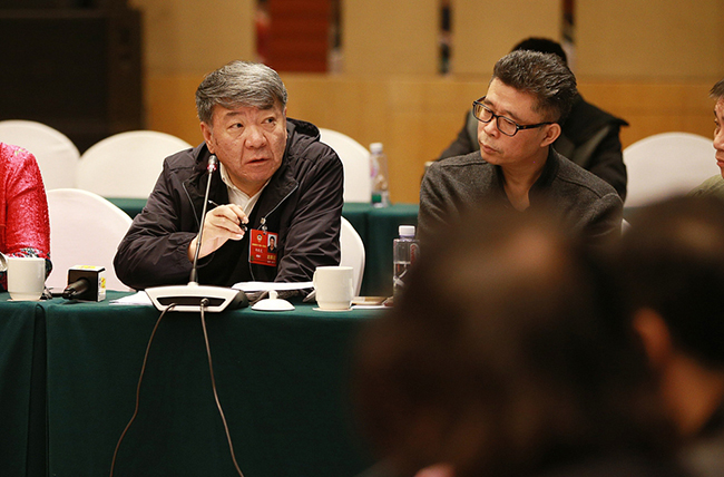 全国政协委员、影视剧导演郑晓龙（左）