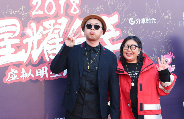 杜海涛与妈妈牵手走红毯 母子俩太像似一个模子刻出来