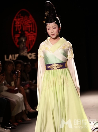 李玉刚再度扮古典美人 东方之美璀璨欧洲