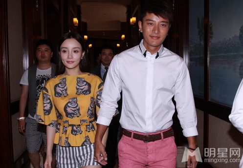 李小璐贾乃亮甜蜜现身 被问二胎显尴尬