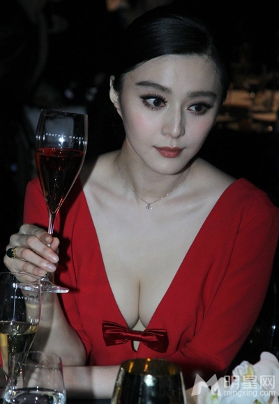 范冰冰深V裙性感抢镜 意外获老外激情献吻