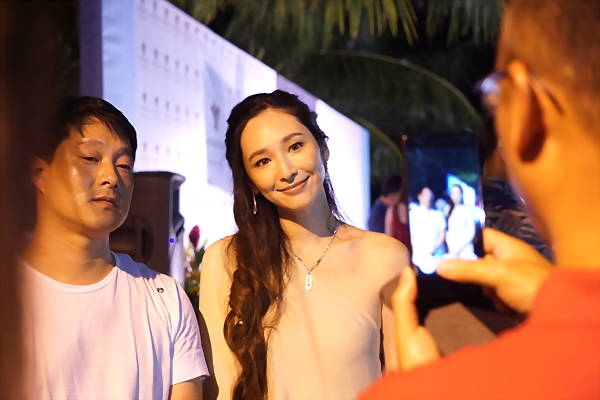 吴佩慈与准婆婆罕见同台合照 网友:终于要转正了?