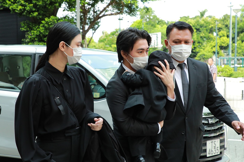 奚梦瑶何猷君带儿子现身赌王丧礼 包裹严实未曝光正面照