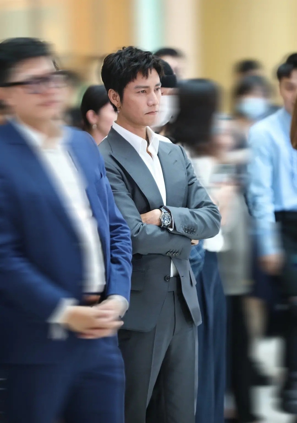 陈坤现身某品牌活动 西装造型超帅气