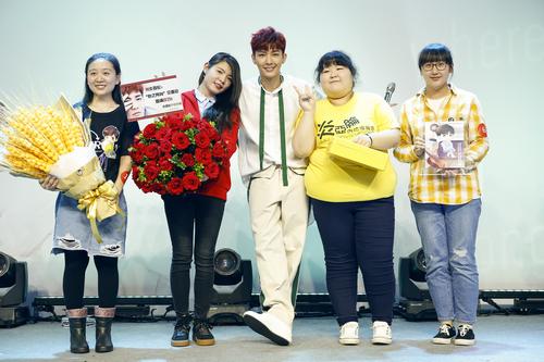 炎亚纶携音乐作品举办粉丝见面会 歌迷冒雨支持