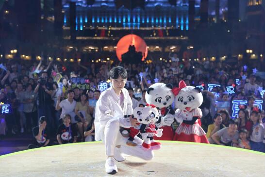 胡夏化身“行走的CD” 金曲连唱上演青春“回忆杀”