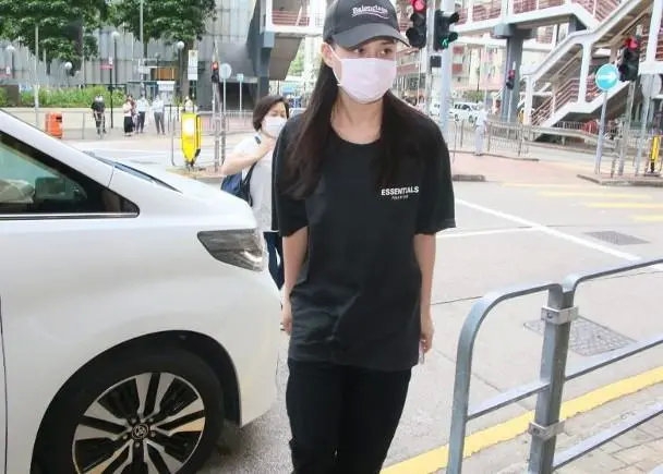 何超莲抵达赌王何鸿燊灵堂 一身黑衣黑裤神情很哀伤