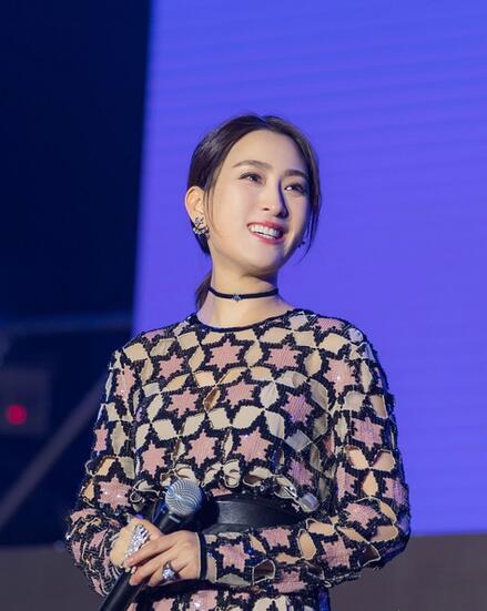 马苏不受李小璐事件影响 现身开怀大笑