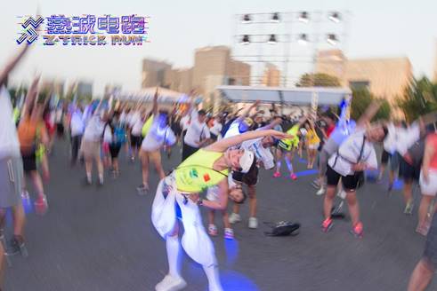 星际主题引领运动咖声光舞动 2018爱夸热波电跑南京站顺利举办
