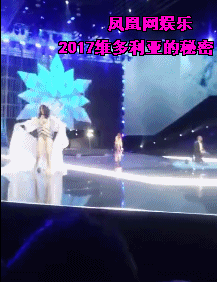 2017维密T台奚梦瑶不慎摔倒 绊倒后站起来还是笑容依旧