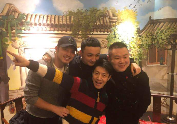 岳云鹏晒与沙溢撒贝宁小尼合照 网友：小岳岳脸最大