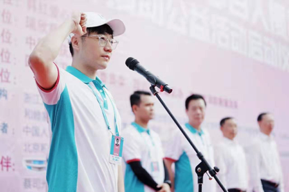 王铮亮在活动启动仪式上宣誓