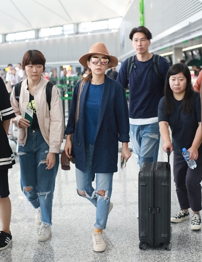 Ella陈嘉桦产后身材让人羡慕 老公紧跟着保驾护航