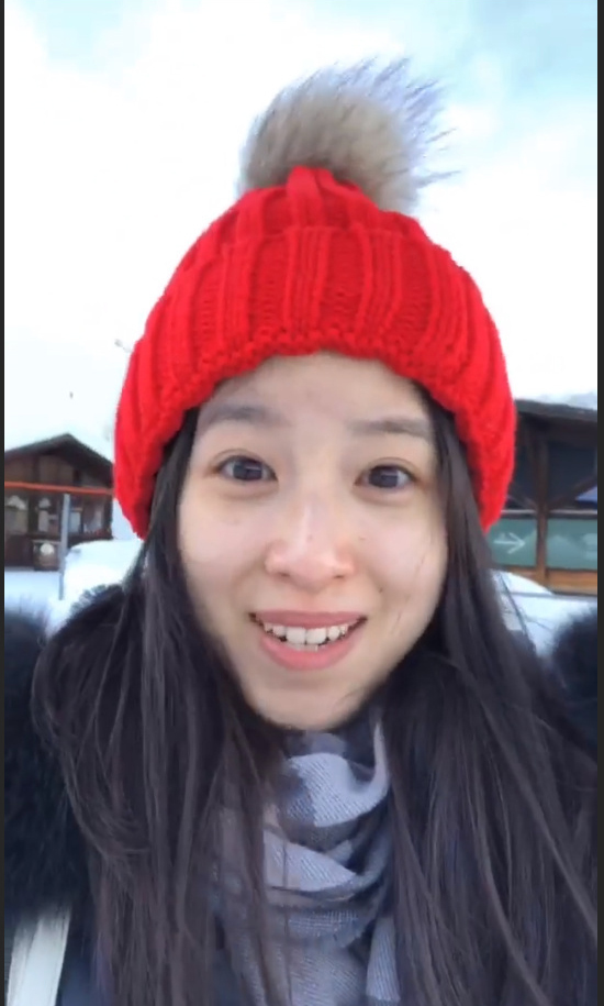 奶茶妹妹纯素颜录小视频 戴毛线小红帽很软萌