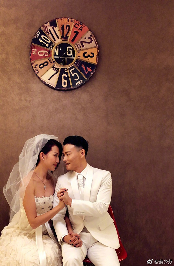 蔡少芬张晋结婚十周年 一家四口幸福美满