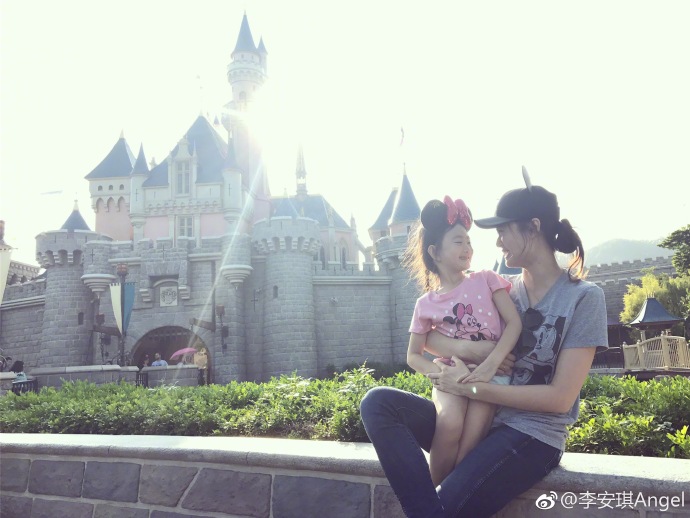 李安琪和奥莉合照