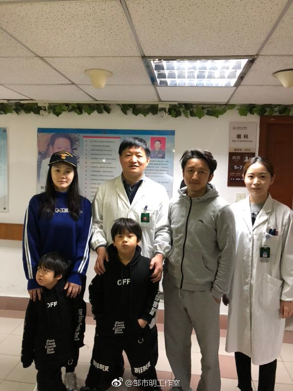 邹市明一家四口与医生合影