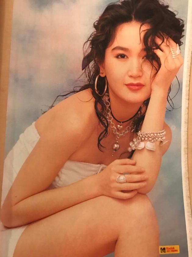 不老女神温碧霞晒旧照美丽如初