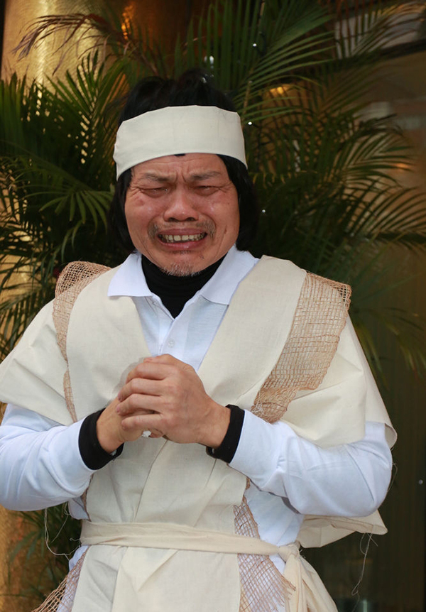 八两金痛哭不止