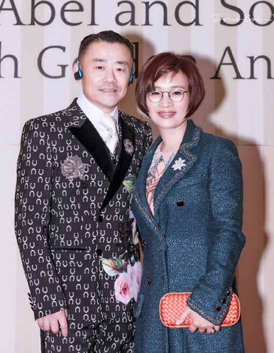 周立波携妻子甜蜜亮相