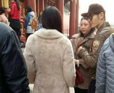 黄晓明baby素颜出行被偶遇