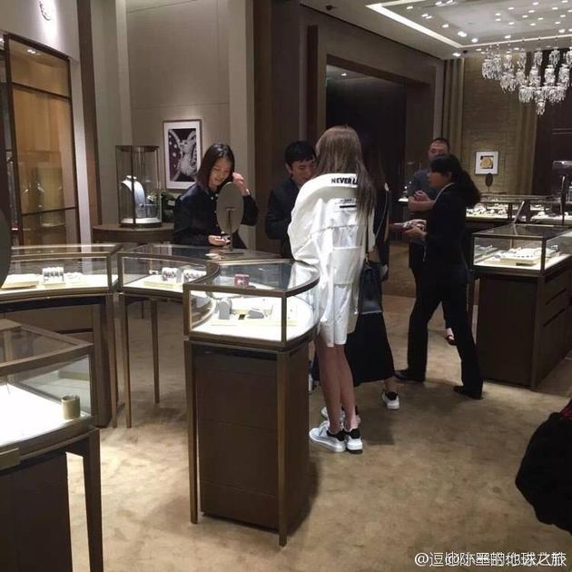 王思聪带美女逛珠宝店