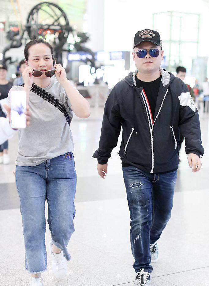 岳云鹏和老婆郑敏现身北京机场