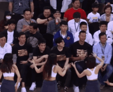 白敬亭面对热舞辣妹显得有些手足无措 表情害羞可爱