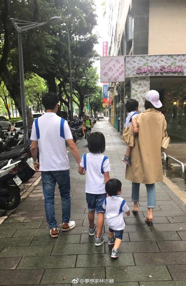 一家人背影超温馨