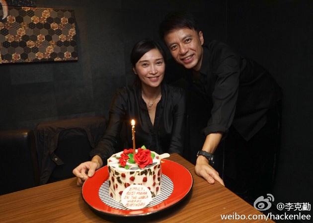 虐狗！李克勤甜蜜为老婆庆祝43岁生日
