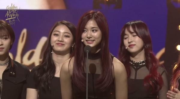 TWICE夺韩国新人奖 周子瑜成大势面露笑容