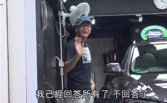 马国明现身街头洗豪车 手上未戴与黄心颖定情钻戒