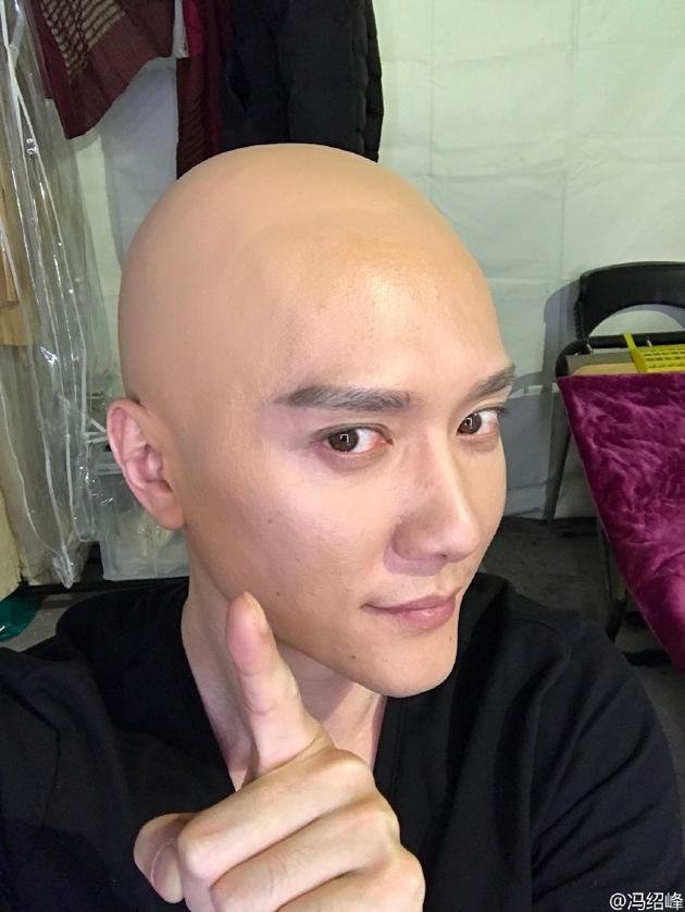 冯绍峰晒光头造型