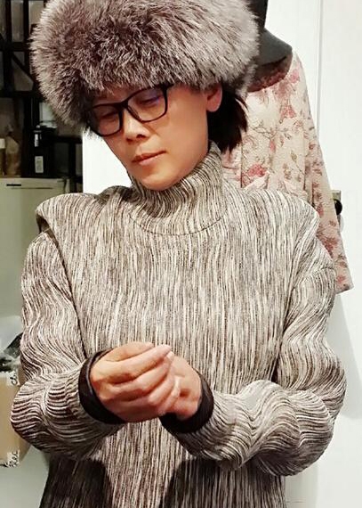 49岁田震晒近照 头戴皮草遭网友调侃