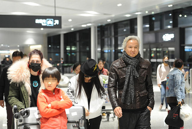 张庭一家四口现身机场 儿子抱臂显冷漠女儿乱跑十分活泼