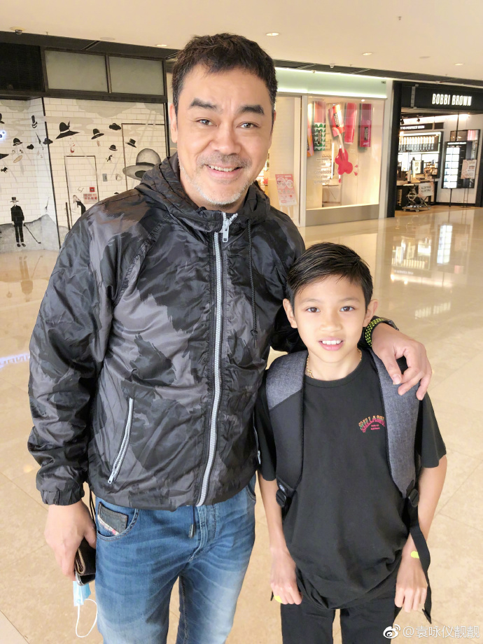 袁咏仪儿子与刘青云偶遇 网友：热心市民刘先生偶遇滑板少年
