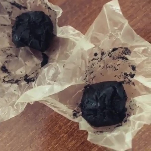 “仙丹”其实是黑芝麻搓成的药丸。