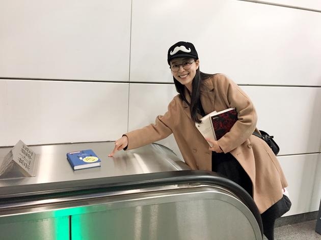 张静初“丢书”