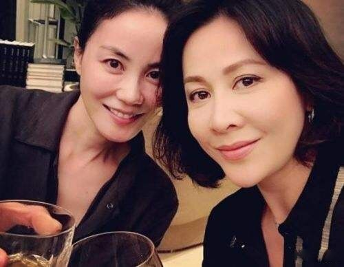 刘嘉玲吐槽王菲牌技 会主动放炮给她