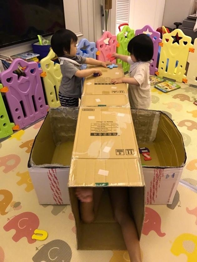 林志颖用纸箱为仨儿子做山洞